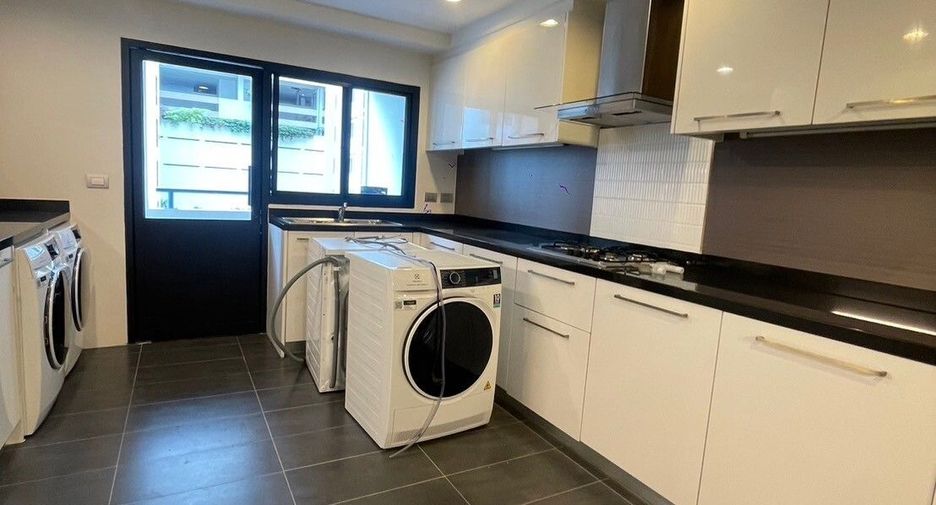 For rent 3 bedrooms apartment in Khlong Toei, Bangkok