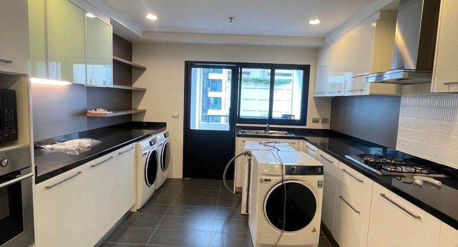 For rent 3 bedrooms apartment in Khlong Toei, Bangkok