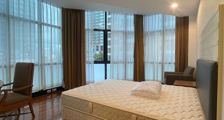 For rent 3 bedrooms apartment in Khlong Toei, Bangkok
