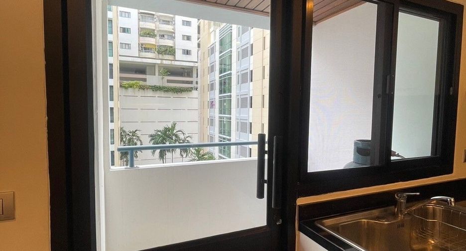 For rent 3 bedrooms apartment in Khlong Toei, Bangkok