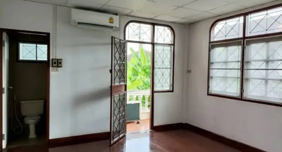 For rent 5 bedrooms house in Phra Khanong, Bangkok