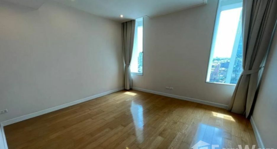 For rent 4 bedrooms condo in Bang Rak, Bangkok
