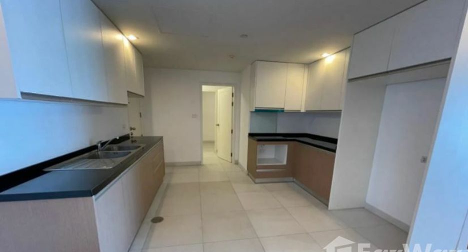 For rent 4 bedrooms condo in Bang Rak, Bangkok