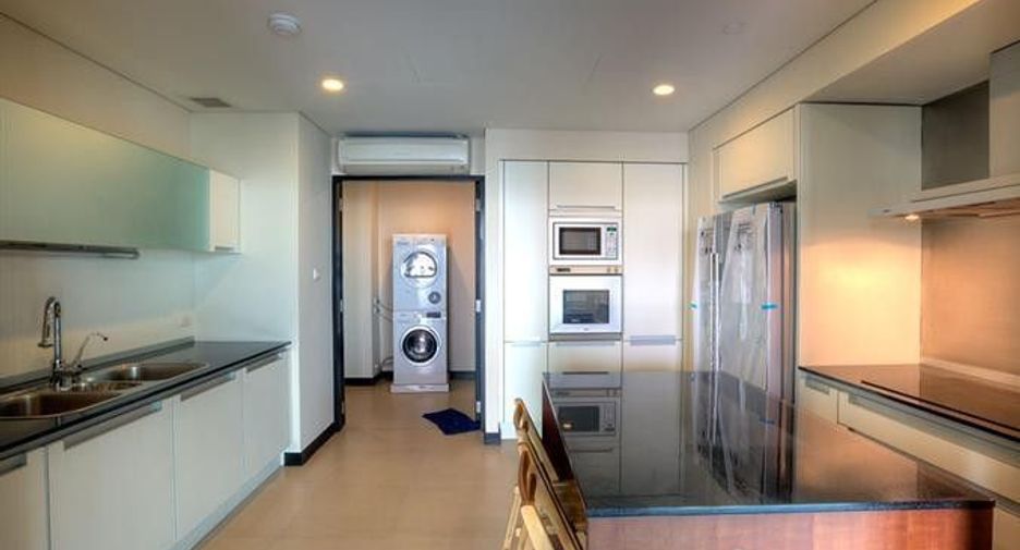 For rent 3 bedrooms condo in Pathum Wan, Bangkok