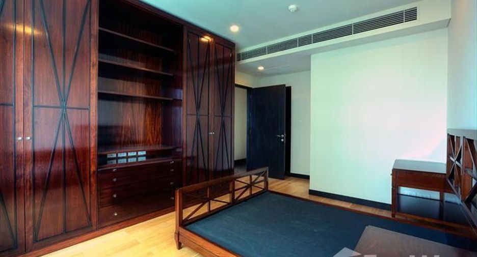 For rent 3 bedrooms condo in Pathum Wan, Bangkok