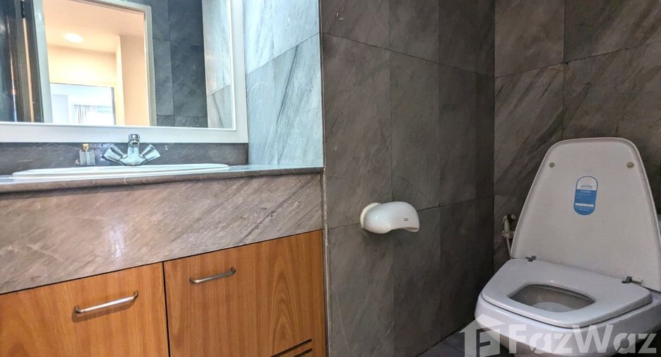 For rent 3 bedrooms condo in Khlong Toei, Bangkok