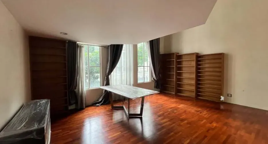 For rent 4 bedrooms townhouse in Watthana, Bangkok