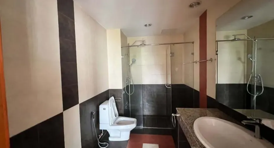 For rent 4 bedrooms townhouse in Watthana, Bangkok