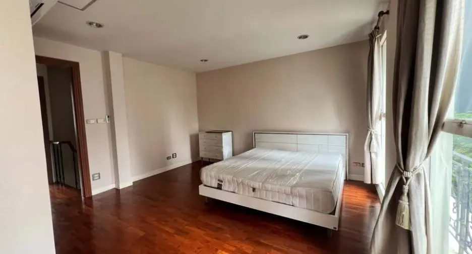 For rent 4 bedrooms townhouse in Watthana, Bangkok