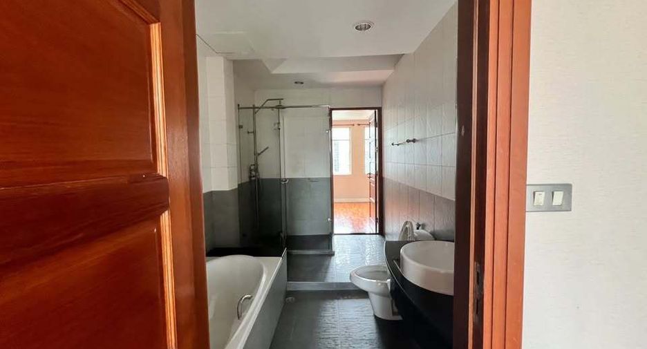 For rent 4 bedrooms townhouse in Watthana, Bangkok
