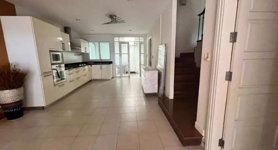 For rent 4 bedrooms townhouse in Watthana, Bangkok