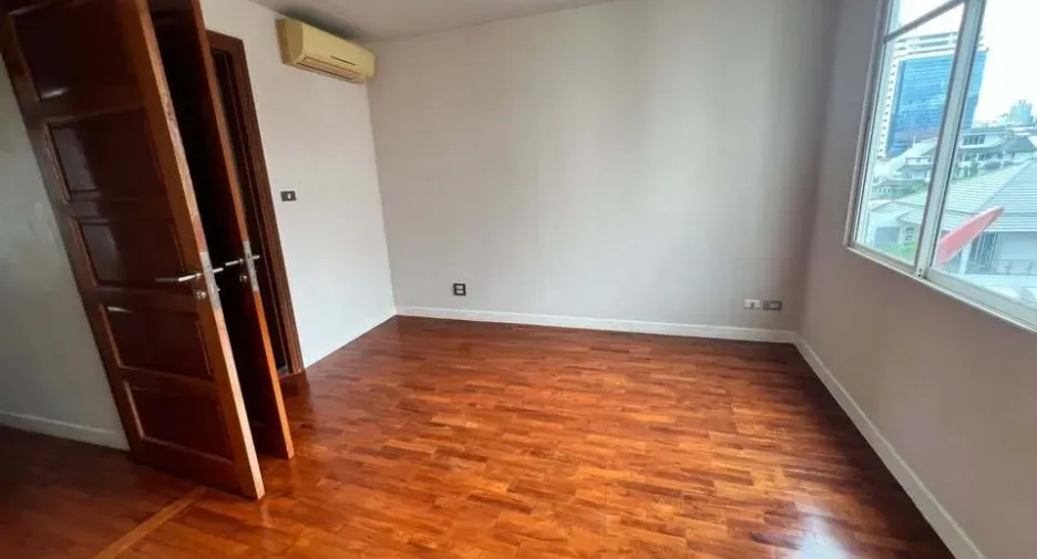For rent 4 bedrooms townhouse in Watthana, Bangkok