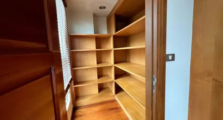 For rent 4 bedrooms townhouse in Watthana, Bangkok