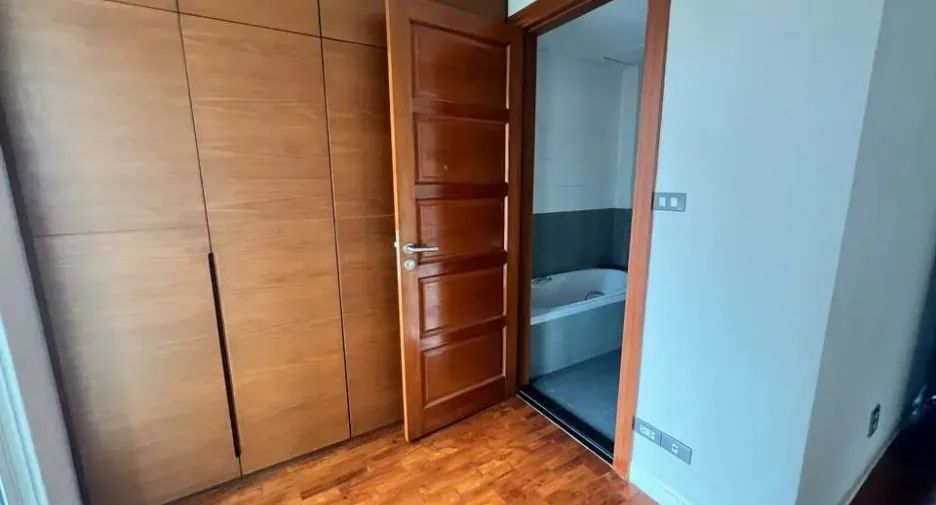 For rent 4 bedrooms townhouse in Watthana, Bangkok