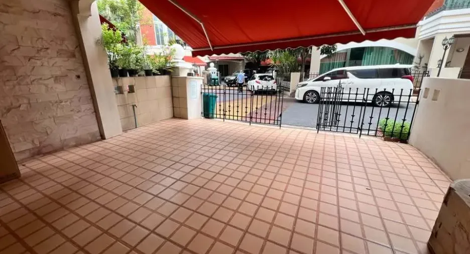 For rent 4 bedrooms townhouse in Watthana, Bangkok
