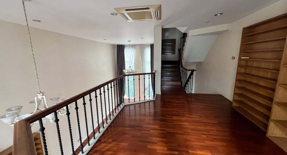 For rent 4 bedrooms townhouse in Watthana, Bangkok