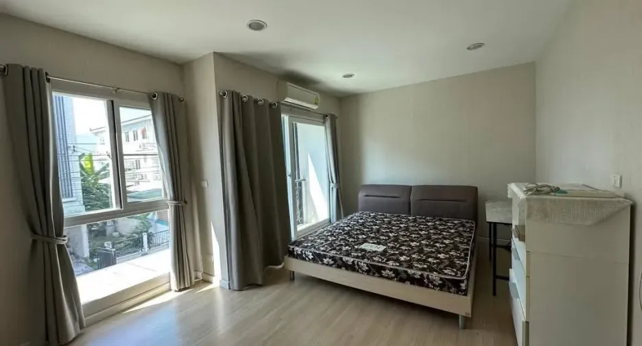 Casa en alquiler de 3 habitaciones en Suan Luang, Bangkok