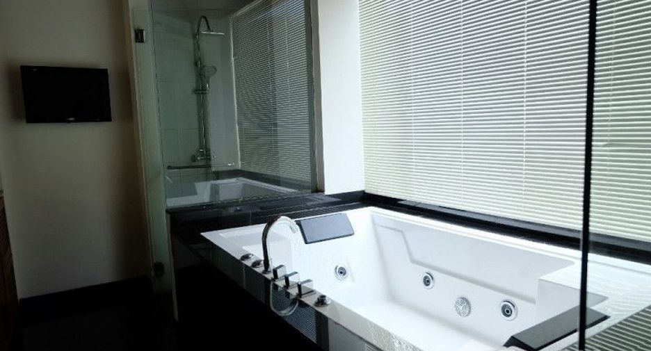 For rent 3 bedrooms condo in Sathon, Bangkok