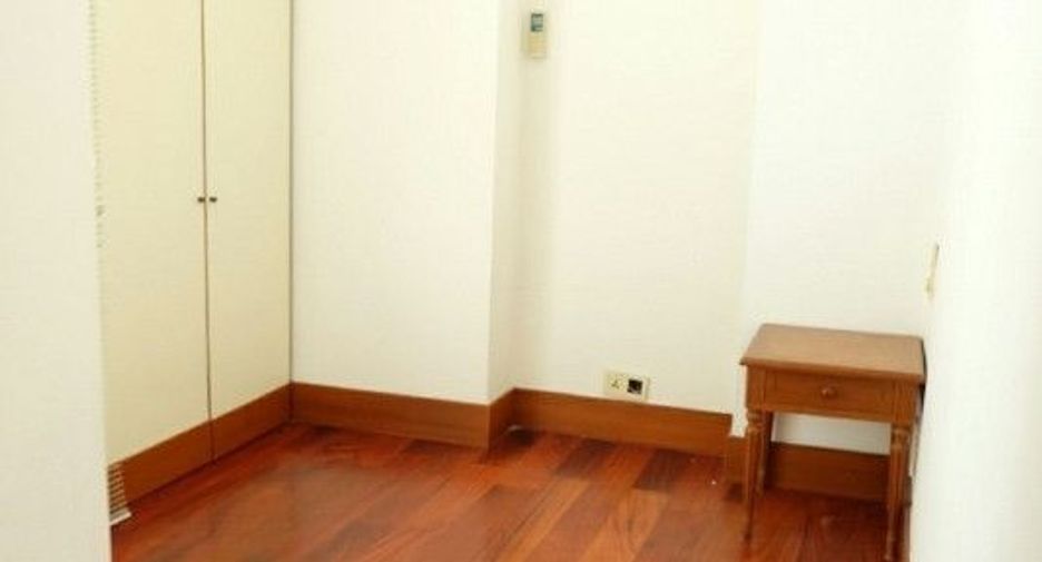For rent 3 bedrooms condo in Sathon, Bangkok