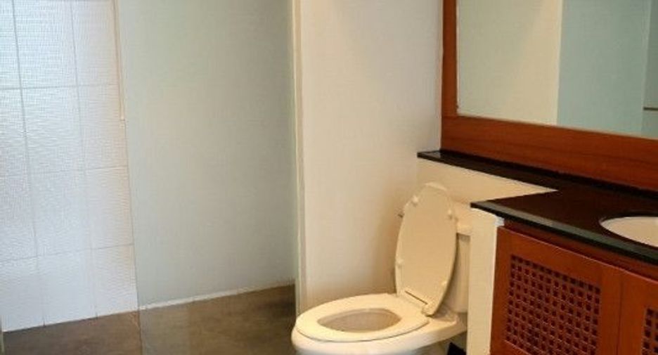For rent 3 bedrooms condo in Sathon, Bangkok