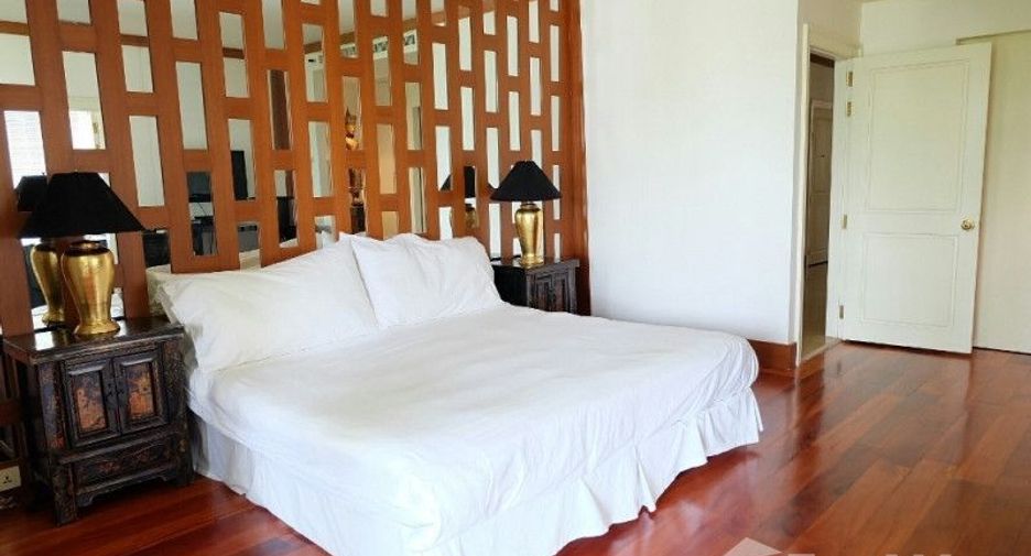 For rent 3 bedrooms condo in Sathon, Bangkok