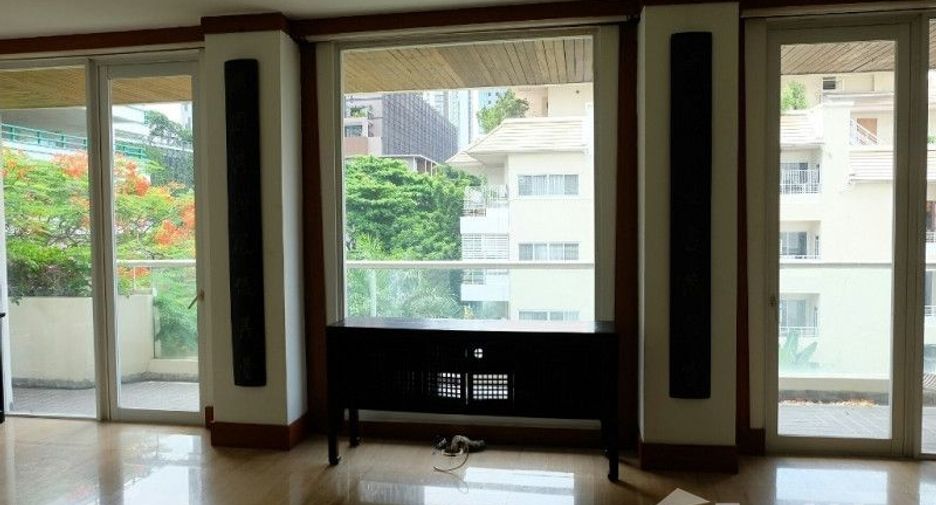 For rent 3 bedrooms condo in Sathon, Bangkok