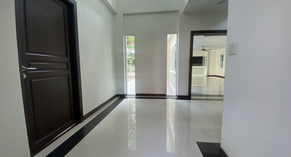 For rent 4 bedrooms house in Khlong Toei, Bangkok