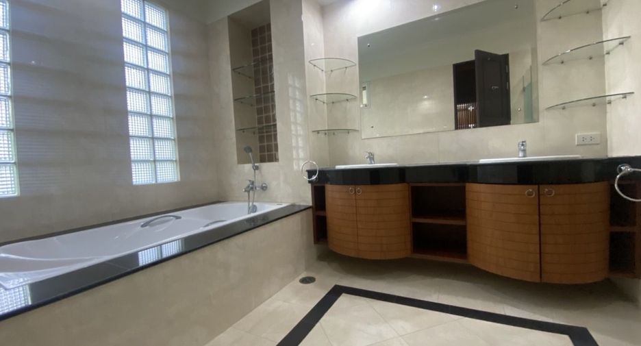 For rent 4 bedrooms house in Khlong Toei, Bangkok