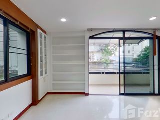 À louer 3 chambres maison de ville à Watthana, Bangkok
