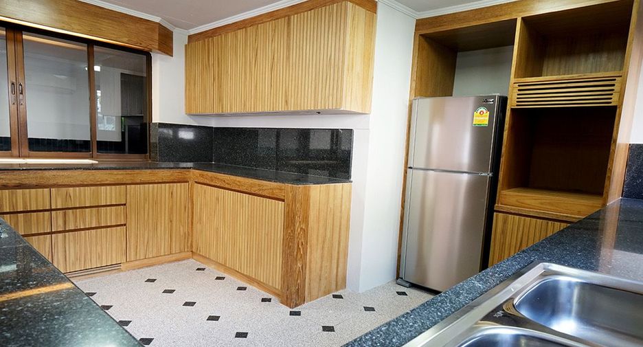For rent 3 bedrooms house in Watthana, Bangkok