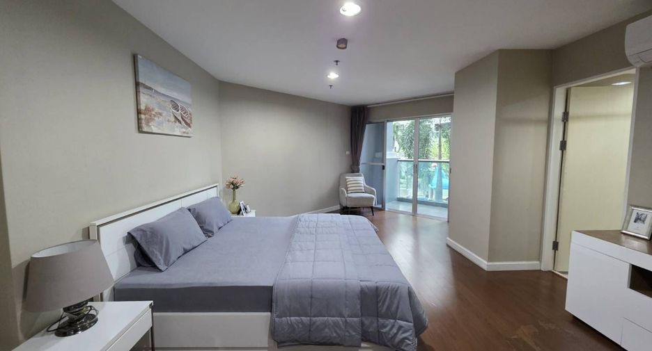 For rent 3 bedrooms condo in Huai Khwang, Bangkok