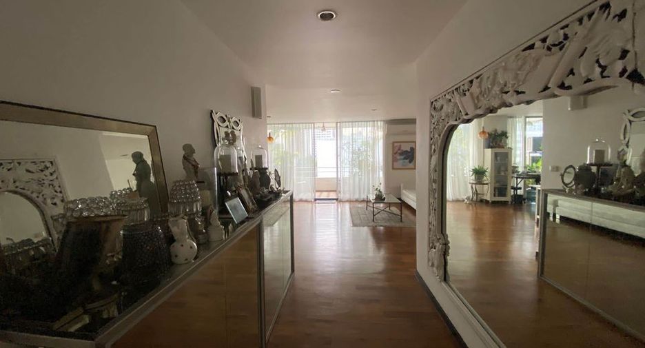 For rent 4 bedrooms condo in Watthana, Bangkok