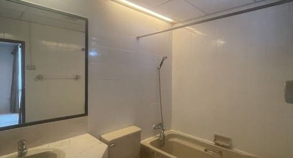 For rent 3 bedrooms condo in Sathon, Bangkok