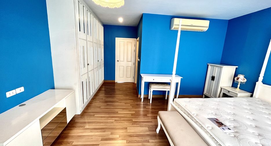 For rent 3 bedrooms townhouse in Wang Thonglang, Bangkok
