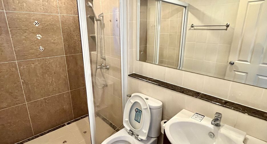 For rent 3 bedrooms townhouse in Wang Thonglang, Bangkok