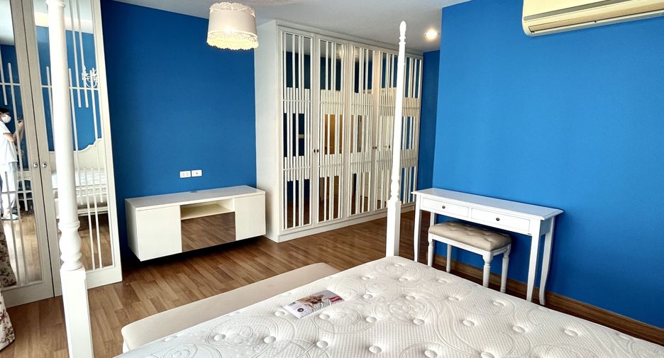 For rent 3 bedrooms townhouse in Wang Thonglang, Bangkok