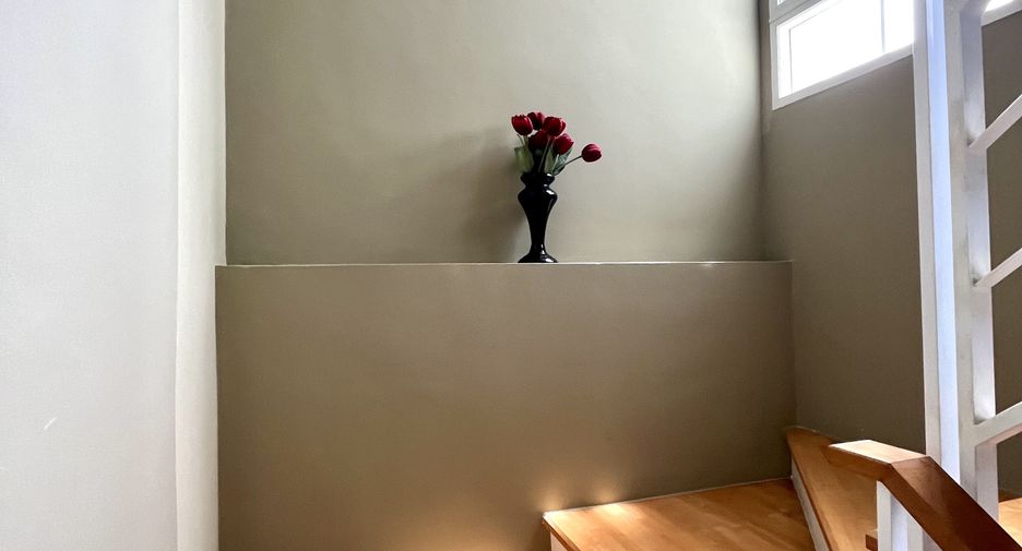 For rent 3 bedrooms townhouse in Wang Thonglang, Bangkok