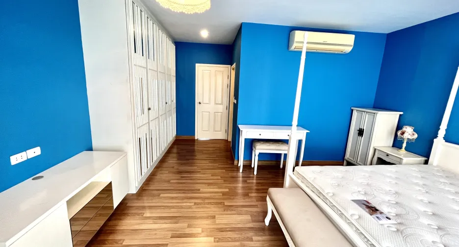 For rent 3 bedrooms townhouse in Wang Thonglang, Bangkok