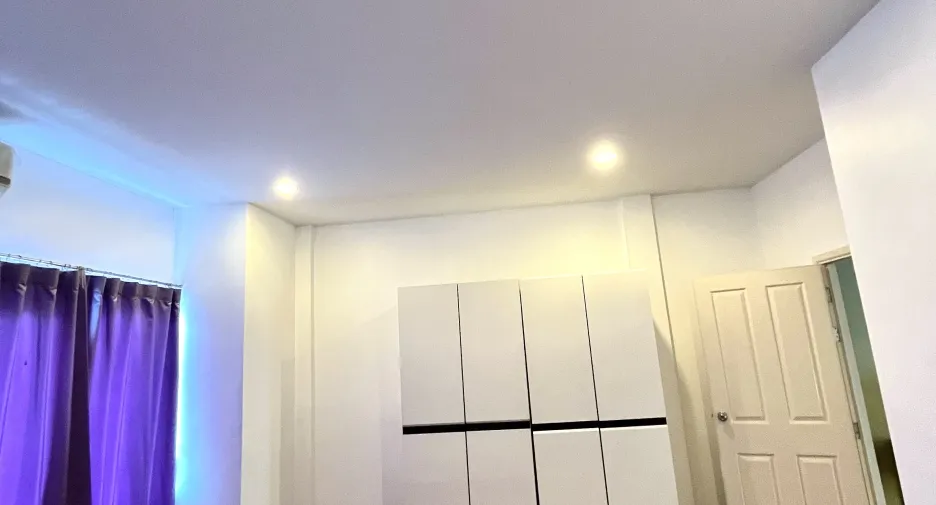 For rent 3 bedrooms townhouse in Wang Thonglang, Bangkok