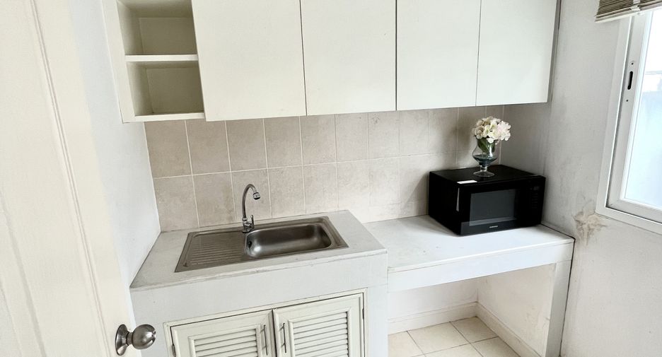 For rent 3 bedrooms townhouse in Wang Thonglang, Bangkok