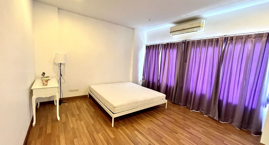 For rent 3 bedrooms townhouse in Wang Thonglang, Bangkok