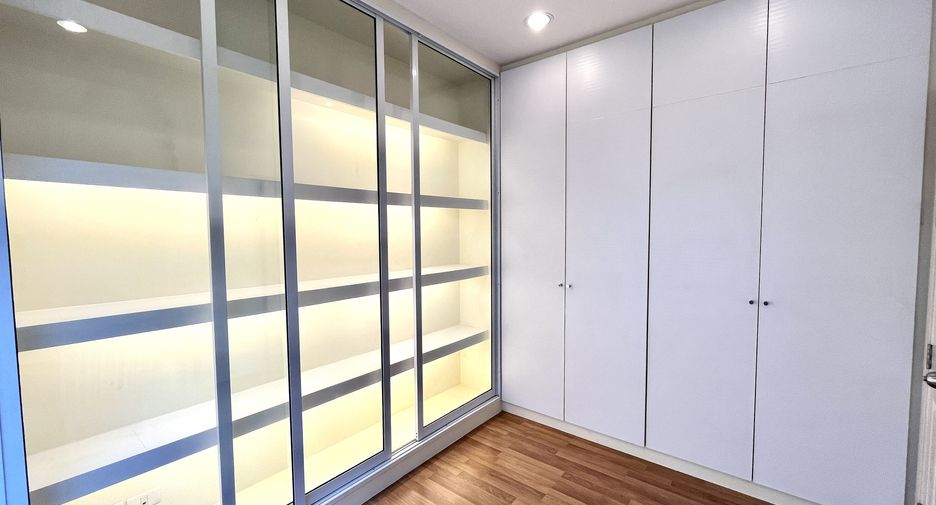 For rent 3 bedrooms townhouse in Wang Thonglang, Bangkok