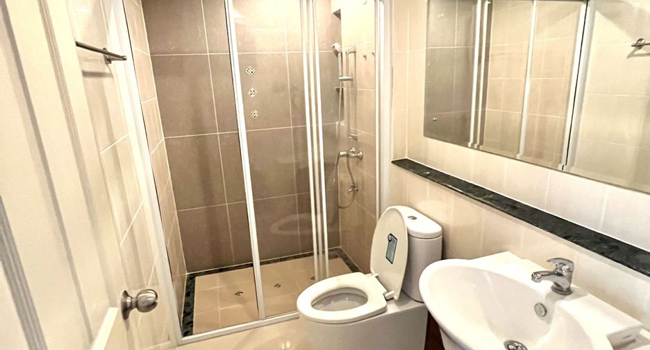 For rent 3 bedrooms townhouse in Wang Thonglang, Bangkok