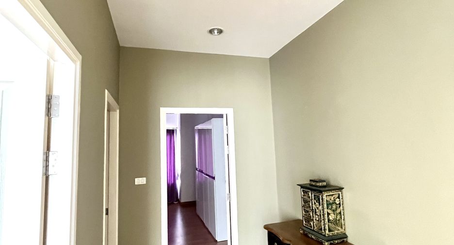 For rent 3 bedrooms townhouse in Wang Thonglang, Bangkok
