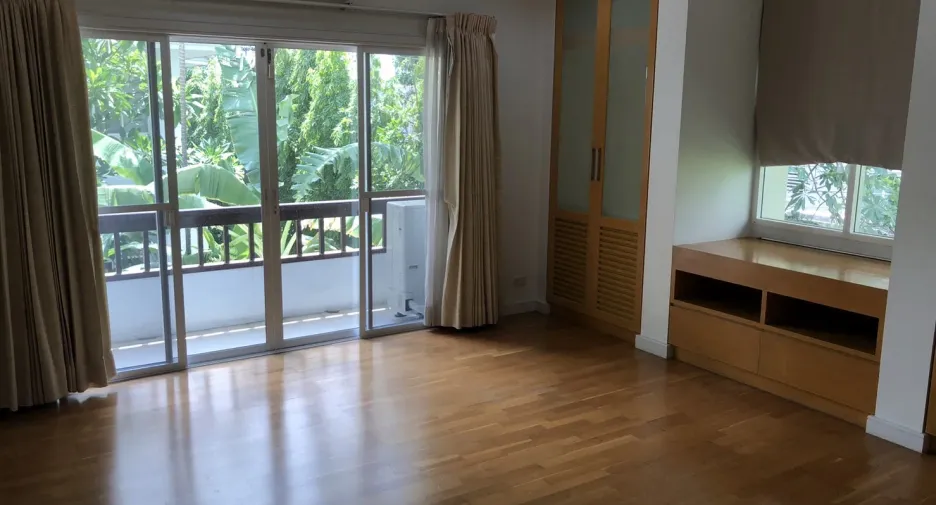 For rent 4 bedrooms house in Khlong Toei, Bangkok
