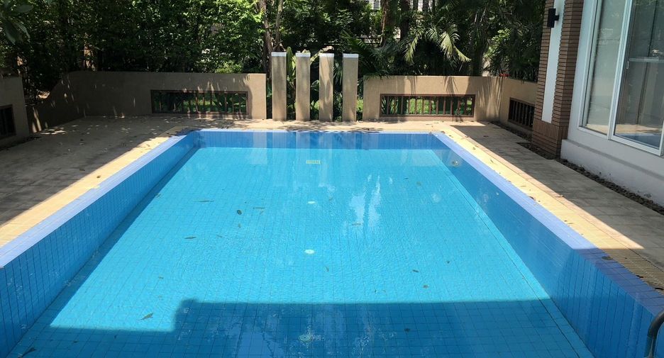 For rent 4 bedrooms house in Khlong Toei, Bangkok