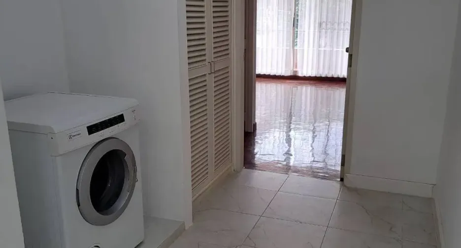 For rent 6 bedrooms townhouse in Phaya Thai, Bangkok