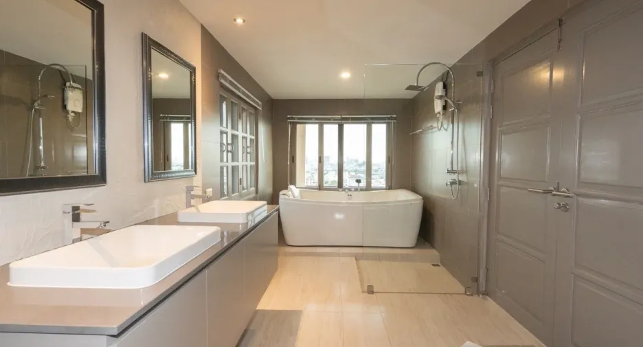 For rent 4 bedrooms condo in Phaya Thai, Bangkok