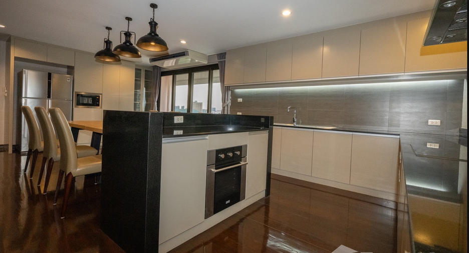 For rent 4 bedrooms condo in Phaya Thai, Bangkok