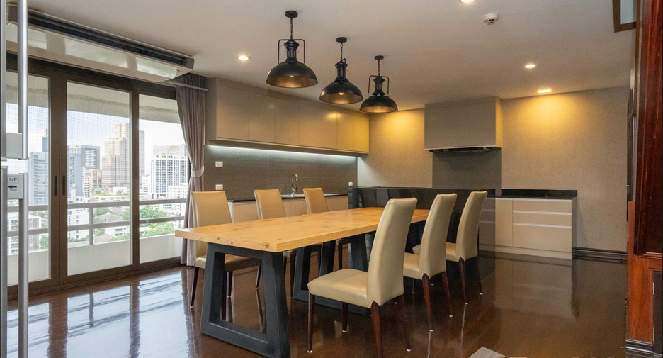 For rent 4 bedrooms condo in Phaya Thai, Bangkok